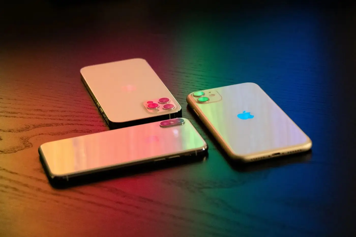 Trzymanie iPhone blisko siebie gwarantuje szybki przesył danych
